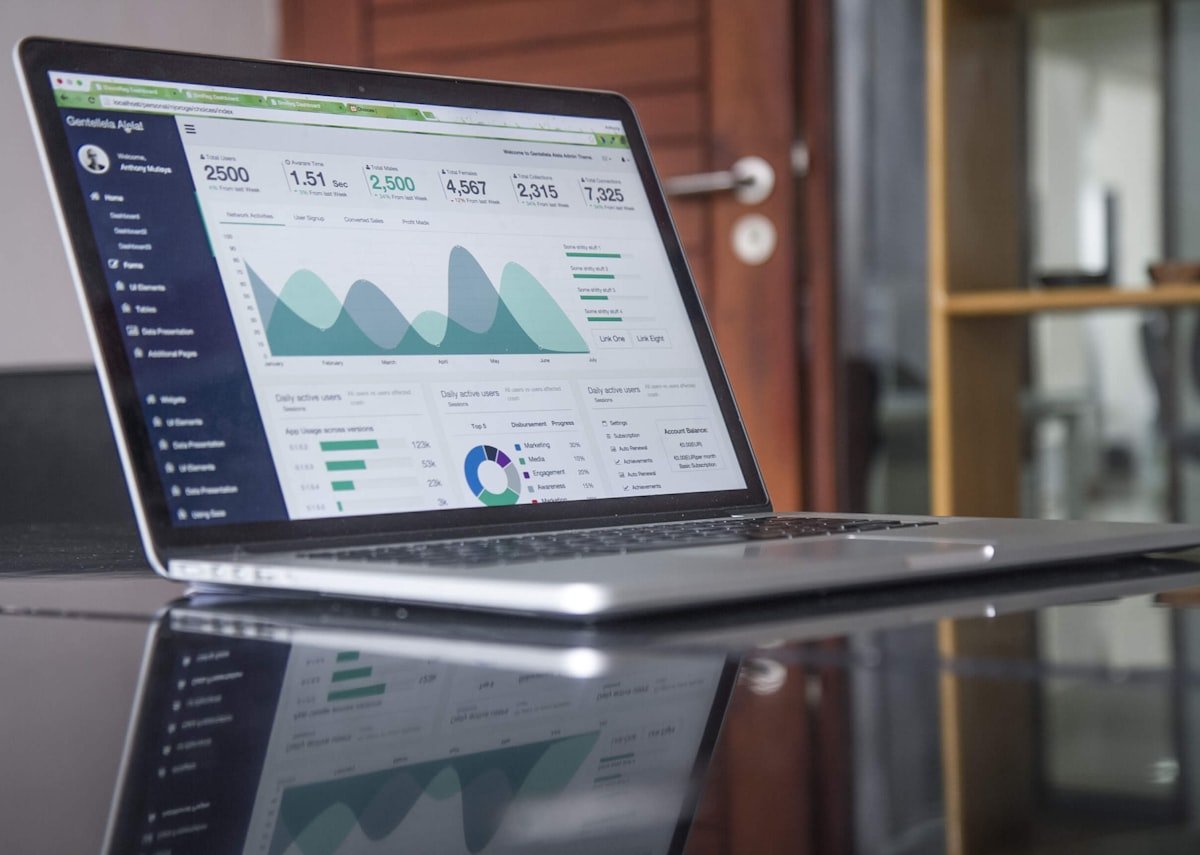 Notebook exibindo dados de campanha e indicadores de performance