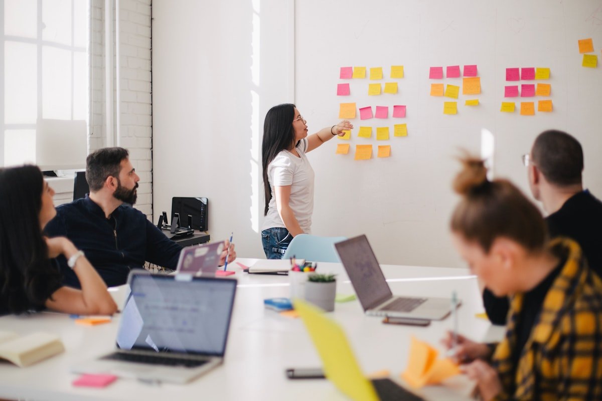Equipe em reunião estratégica planejando ações comerciais